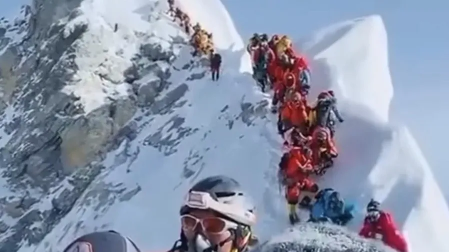 珠峰東坡突發暴雪，近千人受困，350 人已獲救，救援行動全力展開的封面圖片