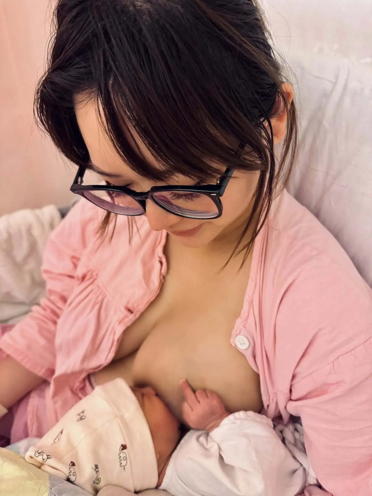 備受討論的哺乳照中，程美段戴著眼鏡凝望餵奶的孩子，畫面溫馨，但因拍攝採用「高炒」角度，她直接脫下半邊衣物露出乳房餵哺，被指疑似走光。​(圖：kiwichingg@IG)