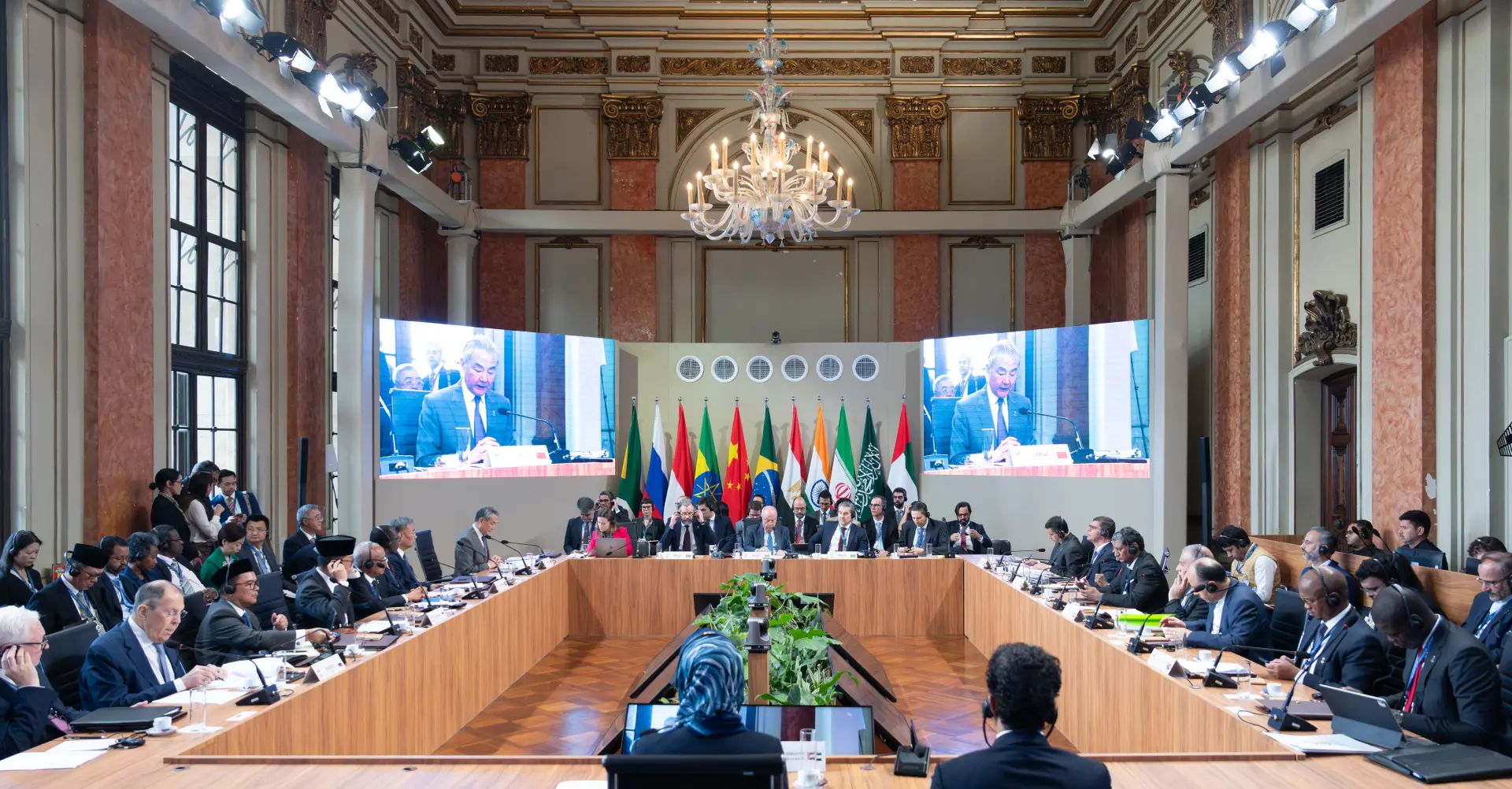 中國更借此國際舞台拿到話語權，代表了開發中國家的利益，形成與G20、IMF對抗的最強而有力的力量。(圖：新華社)