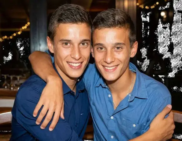 義大利22歲雙胞胎兄弟觸電亡，離世當下雙人緊緊相擁，畫面滿滿不捨。一對年輕兄弟為救寵物鳥誤碰高壓電纜，救援的手足也一同遭殃，正值青春年華卻突遇無妄之災，鄉里與家人皆悲痛萬分，當地警方也啟動調查還原完整經過。（來源：Jam Press）