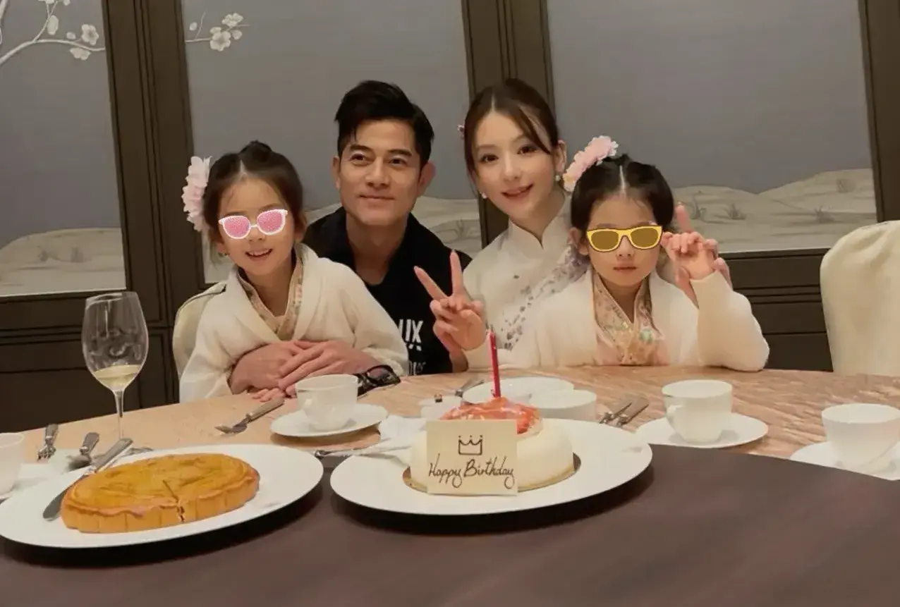 郭富城2017年與小22歲的方媛結婚，婚後育有兩個女兒，如今升格三寶爸，家中充滿溫馨。自豪表示自己是寵女狂魔，家有三位女兒加妻子，等於入住女生宿舍。(圖：方媛Moka@微博)