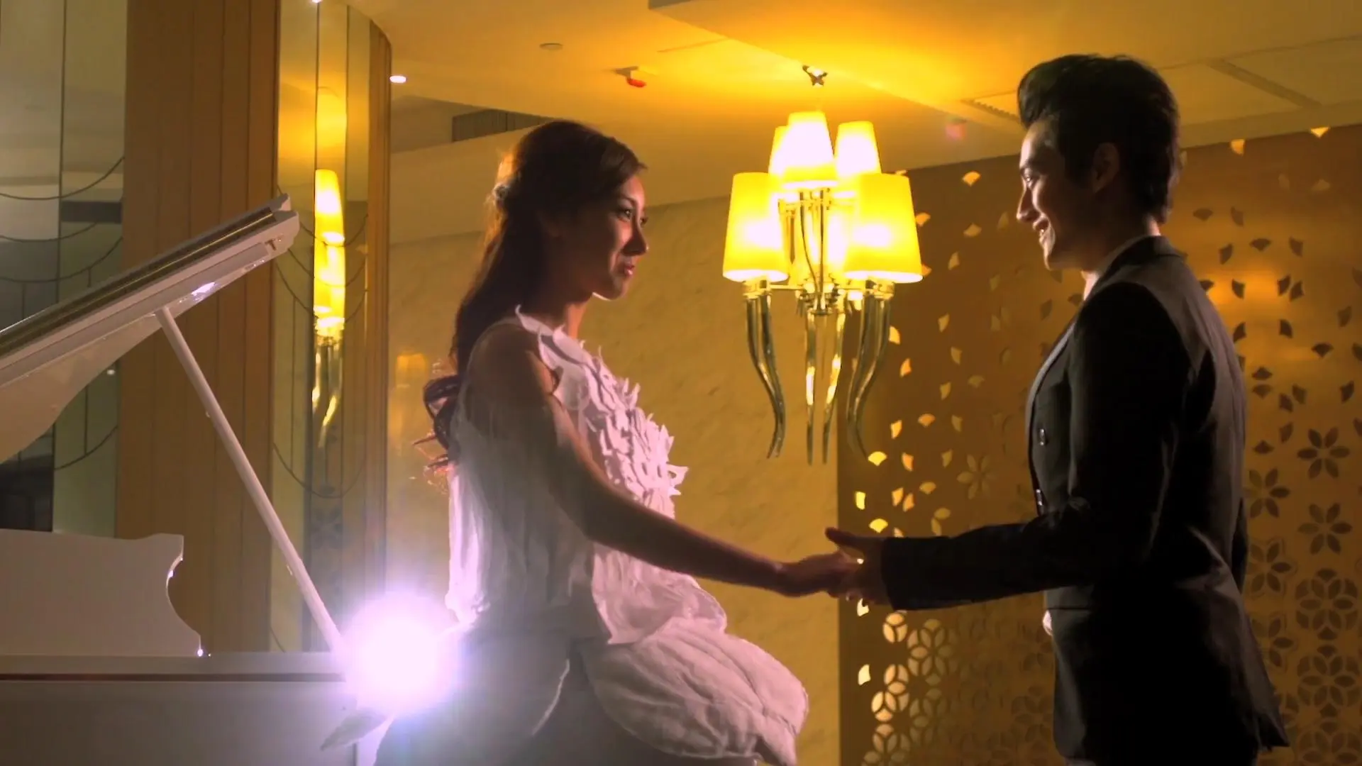 現年 35 歲的羅啟聰，暱稱狗毛、K.I.S，早年曾就讀香港知專設計學院音樂媒體相關課程。2014 年，他與歌手許靖韻合作拍攝微電影《假真界世》後戲假情真，開展三年戀情，至 2017 年分手。(圖：KIS 羅啟聰@FB)