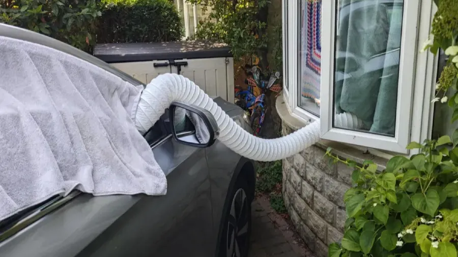歐洲熱浪 32°C 酷暑！英國民眾改造 MG ZS EV 電動車冷氣導管入室降溫引熱議的封面圖片