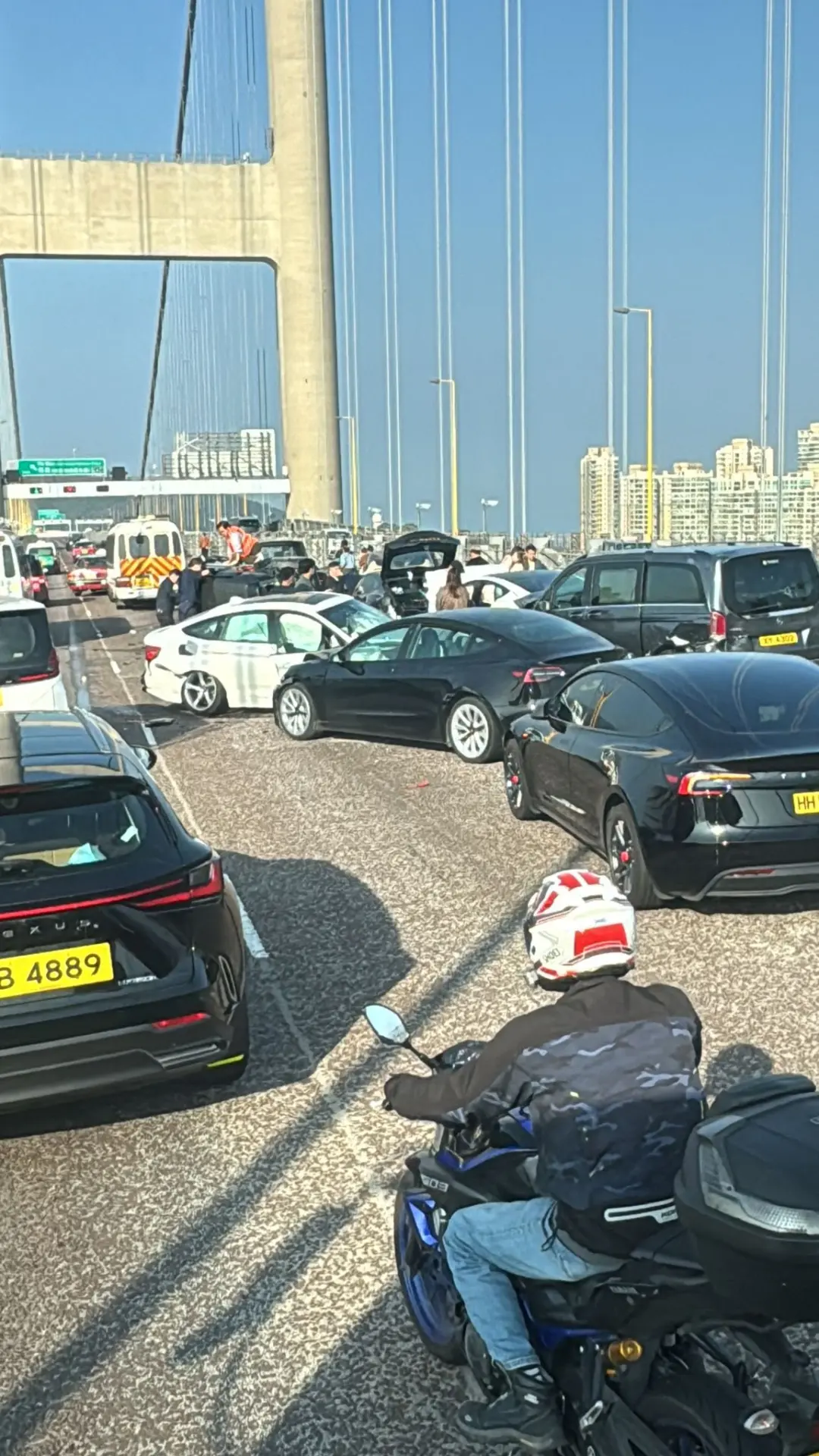 青馬大橋往機場方向10車相撞，交通擠塞。（FB圖片）