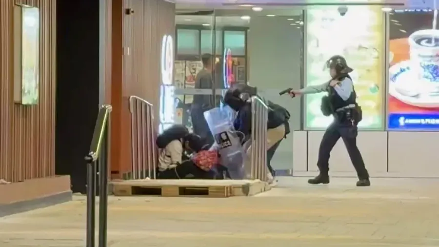 屯門市廣場開槍案｜鄧炳強讚屯門開槍警員英勇決斷 行兇者失常性身上搜出1公斤冰毒的封面圖片