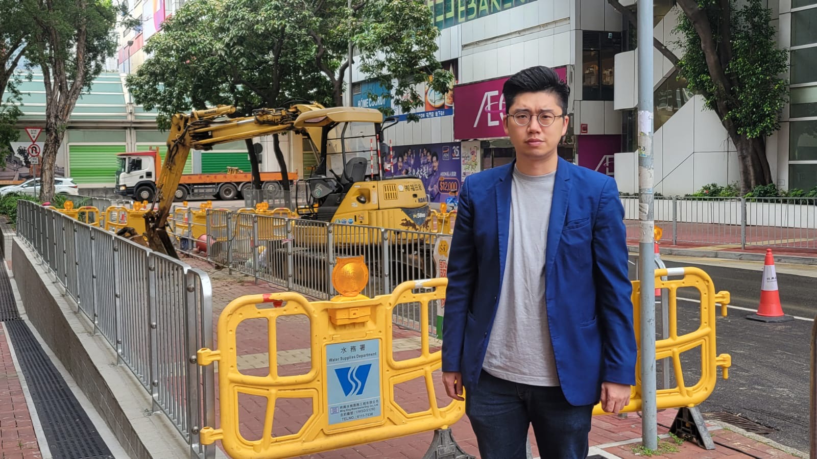 葉文斌區議員視察屯盛街爆水管情況