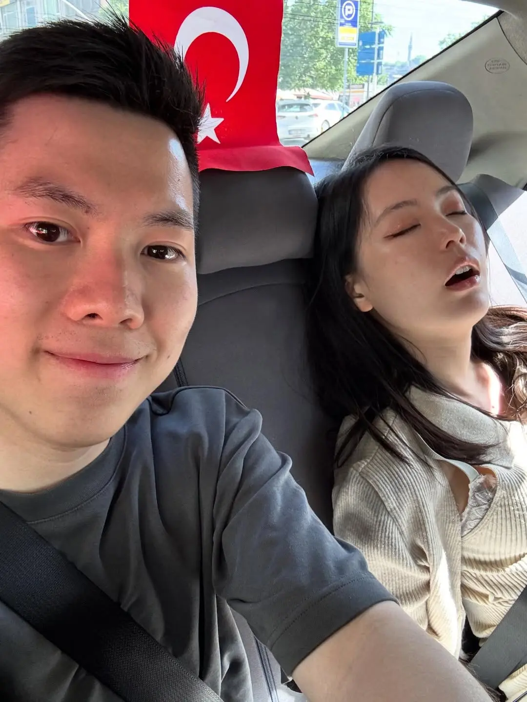 其中一張「老公視角」的照片更引發網民熱議，照片中林婷婷在車上熟睡，意外露出bra帶險走光，李天耀則在旁淡定自拍。網民認為這張毫無防備的照片充滿真實感，是二人親密關係的最佳見證。(圖：jacky_lintingting@IG)