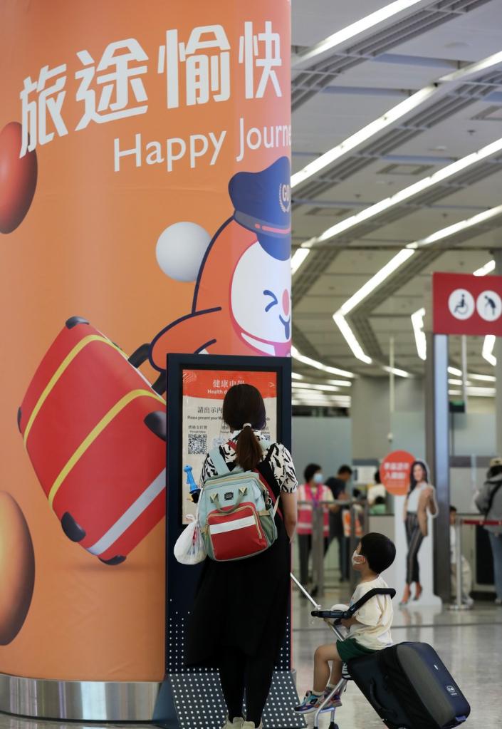 5月3日,旅客在香港西九龍高鐵站查看信息。(新華社)