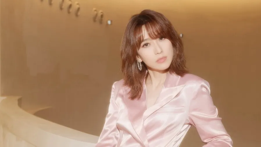 44 歲姚子羚減齡失敗？《玫瑰戰爭》宣傳新髮型被指似 Do 姐更顯老？網民評價兩極的封面圖片