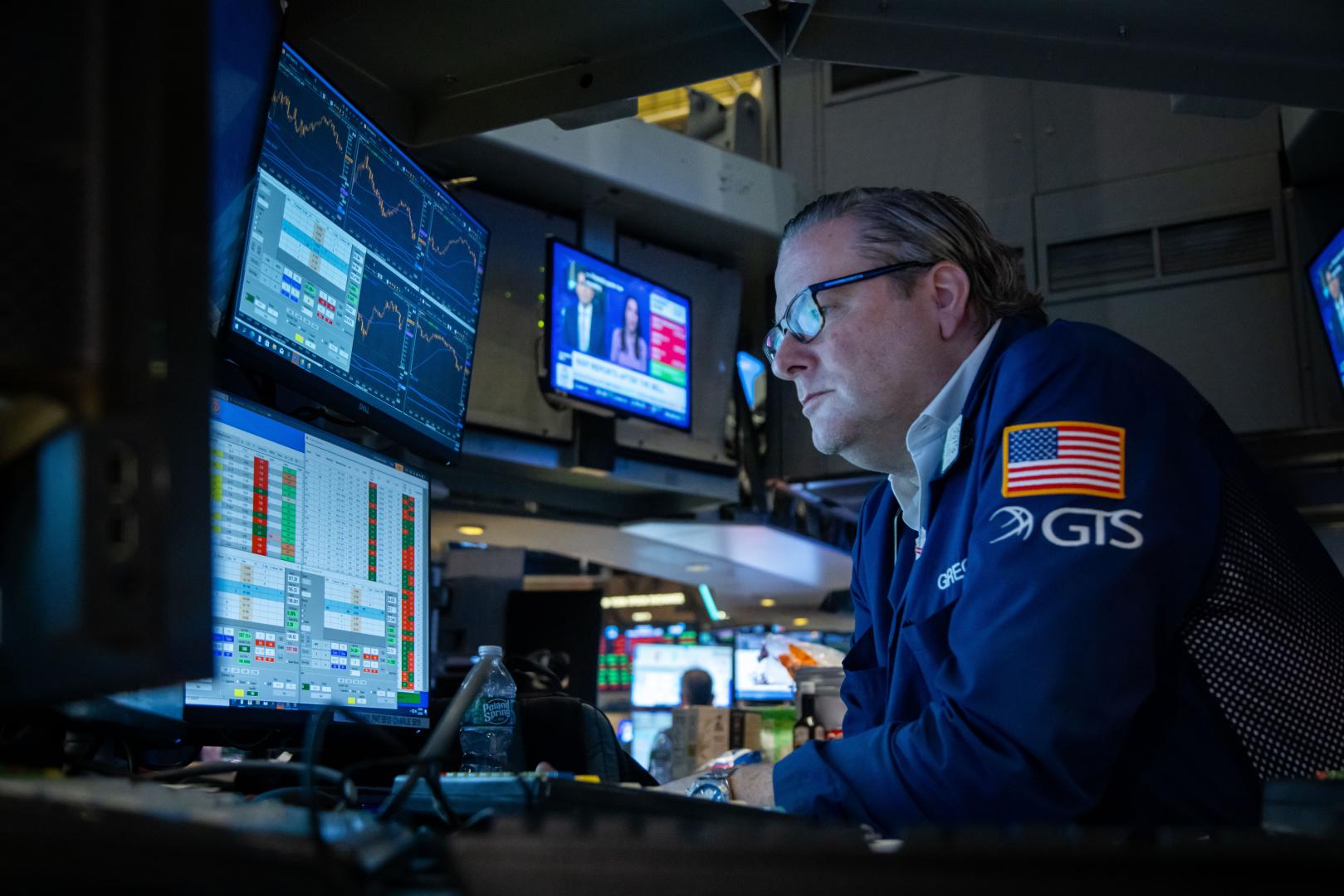 交易員在美國紐約證券交易所交易大廳工作。（新華社）