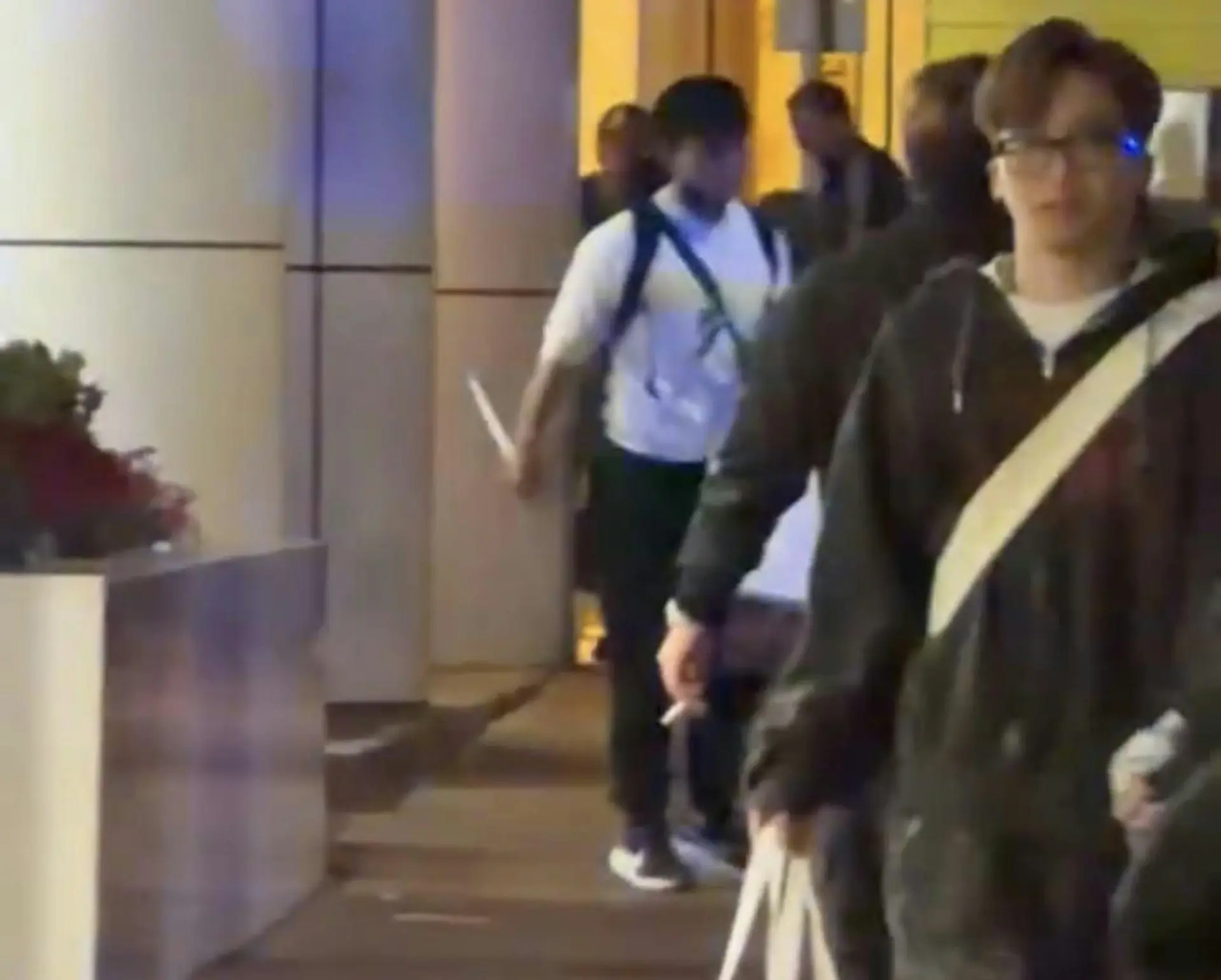 據目擊者描述，疑兇早在當日下午 5 時左右已現身大興邨街市，期間自言自語、神情異常，與平日商場的平和氛圍形成強烈反差。晚上 7 時 08 分，疑兇從 DONKI 超市後門潛入廚房，在職員毫無防備的情況下奪走牛肉刀，隨即從超市離開。 (圖：視頻截圖)