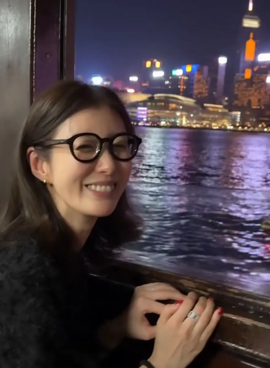 友坂理惠的香港行程充滿在地風情，她日與夜都乘搭天星小輪欣賞維港風景，更在貼文中流露對維港夜景的喜愛。(圖：網絡翻攝)