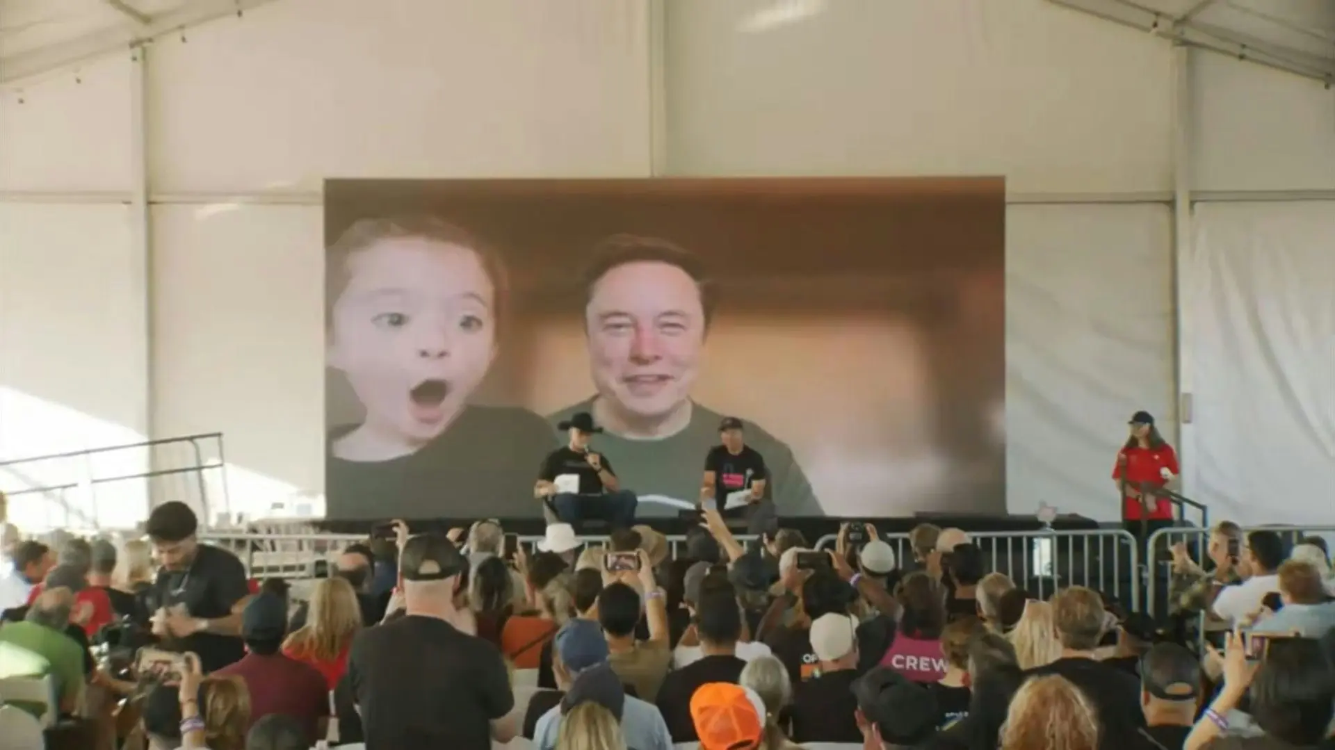 馬斯克（Elon Musk）出席X Takeover線上活動時，4歲女兒阿祖爾（Azure）突闖鏡頭，吐舌扮鬼臉萌翻現場兩千支持者，網友發現她長相神似生母齊利斯，片段於網路快速傳播。（來源：TheChiefNerd@X）