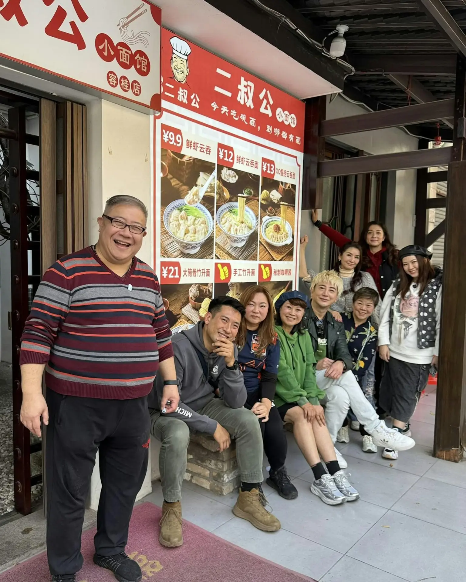 劉錫賢的麵店也走親民路線，一碗鮮蝦雲吞麵僅售9.9元人民幣，價錢實惠，頗受當地街坊及遊客喜愛。他也曾拍片介紹自家麵店，從影片中可見，店舖採用中式裝修風格，內庭不僅有一棵樹齡達50年的老樹，還設有魚池，環境清幽。(圖：視頻截圖)