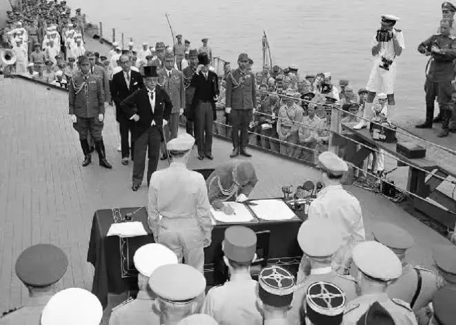 1945年9月2日在停泊於東京灣的美國「密蘇里」號戰列艦上舉行的盟軍接受日本無條件投降儀式。（新華社資料圖片）