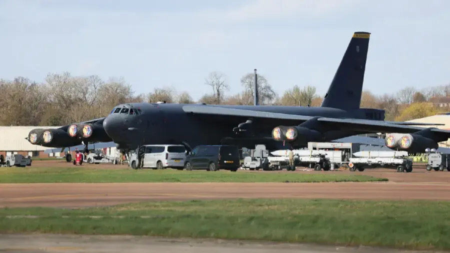 美軍 B-52 轟炸機發 7700 緊急訊號 緊急迫降英國費爾福德基地的封面圖片