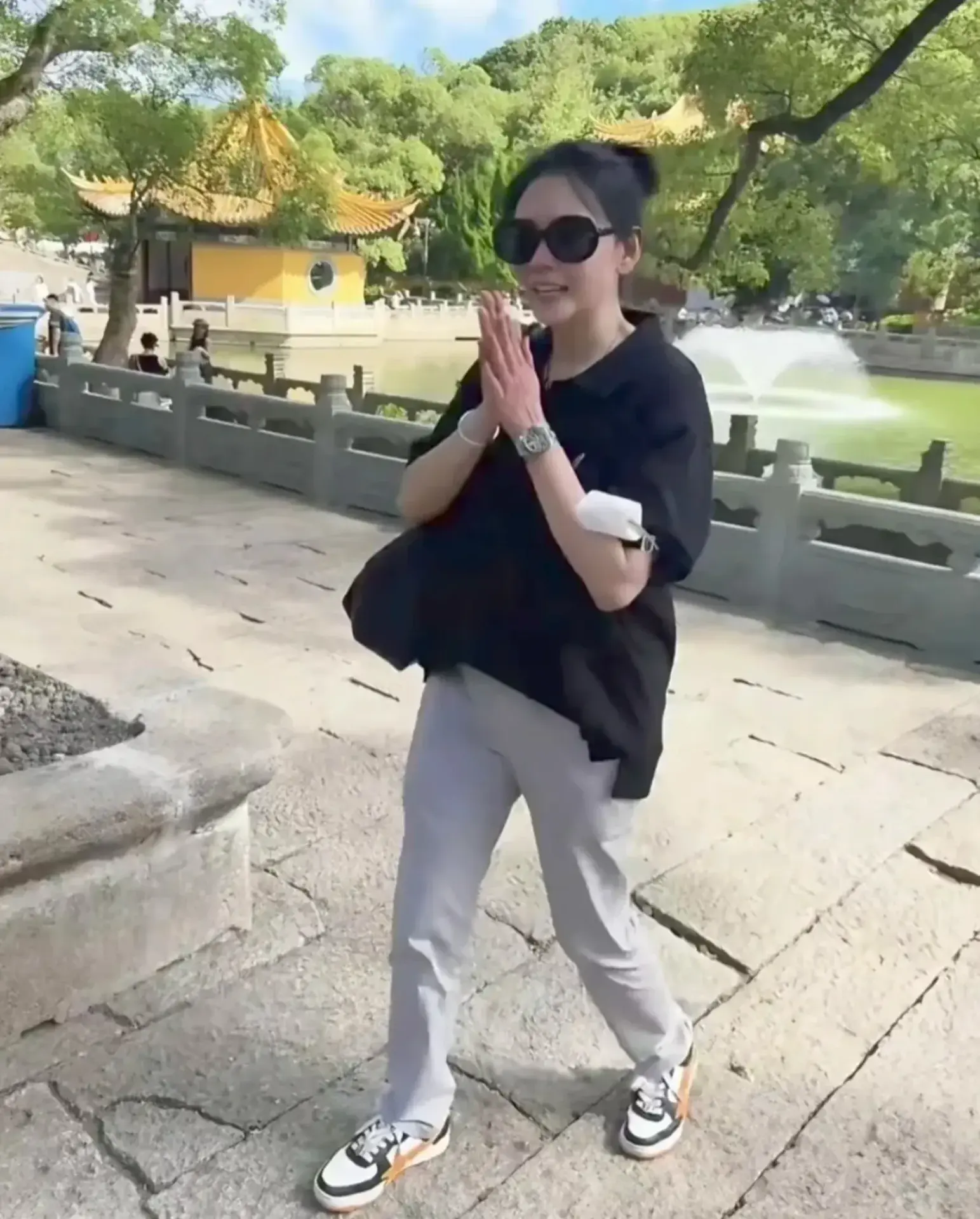 邱淑貞對網友拍照，邱淑貞並未制止，反而雙手合十微笑回應，虔誠又親切。(圖：翻攝小紅書)