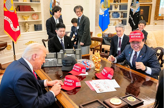 美國總統特朗普親自「過問」美日談判首秀。會後，白宮公布的照片顯示，特朗普將一頂印有「Make America Great Again」的紅帽子贈予日本談判代表赤澤亮正，赤澤當場戴上紅帽，滿臉堆笑。(網絡圖片)