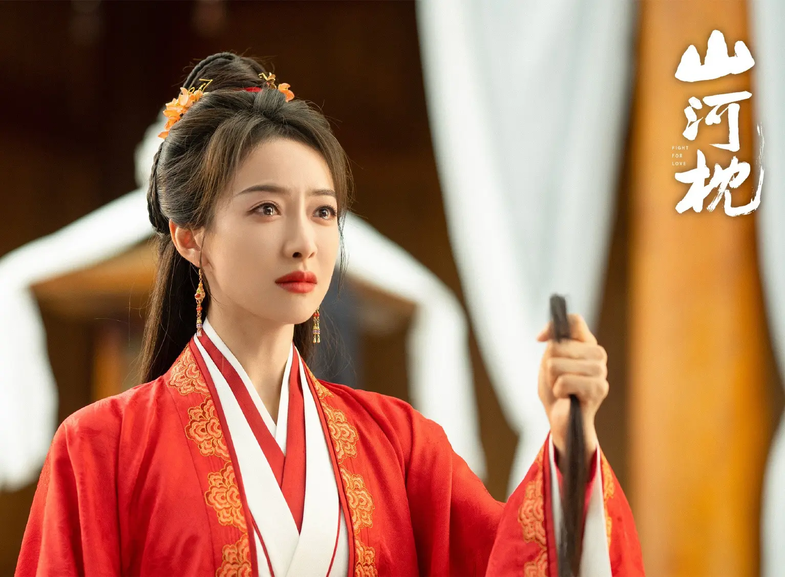 久違三年重返古裝劇的宋茜,則以「事業腦」大女主楚瑜撐起全劇氣場。為追查父兄戰死真相,她化身衛家已逝大哥的遺孀潛入調查,開場的紅衣劍舞場面,在火光映襯下被封為「古裝劇名場面」。(山河枕官微@微博)