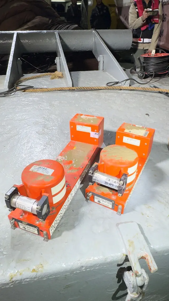 圖為位於飛機殘骸中俗稱「黑盒」的「飛行數據紀錄儀」及「駕駛艙話音紀錄儀」。（民航意外調查機構提供）