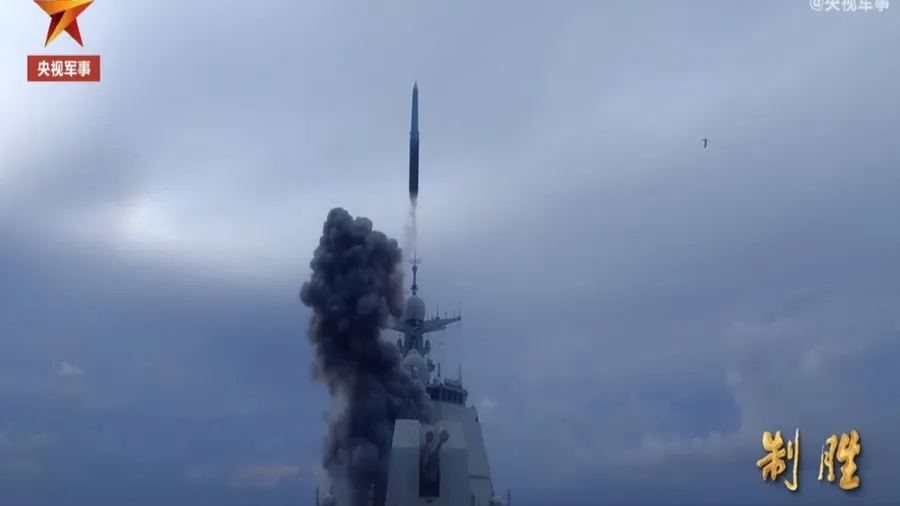 不只055艦！052D型驅逐艦成功發射鷹擊-20，中國海軍反介入區域拒止（A2/AD）戰略向西太平洋進一步延伸的封面圖片
