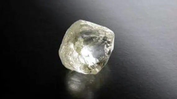 7 號冰到底是什麽？從微觀上看，水分子由兩個氫原子和一個氧原子構成，氫原子和氧原子各共用一對電子，也就是「共用電子對」。（來源：網絡）