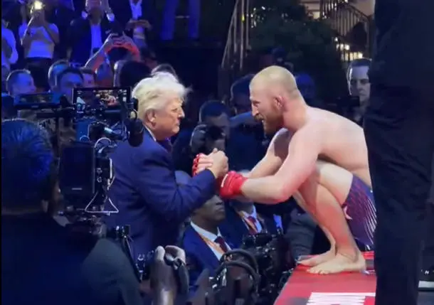 14 日，特朗普慶祝 80 歲生日，在白宮舉辦 UFC 格鬥比賽 白宮視頻截圖