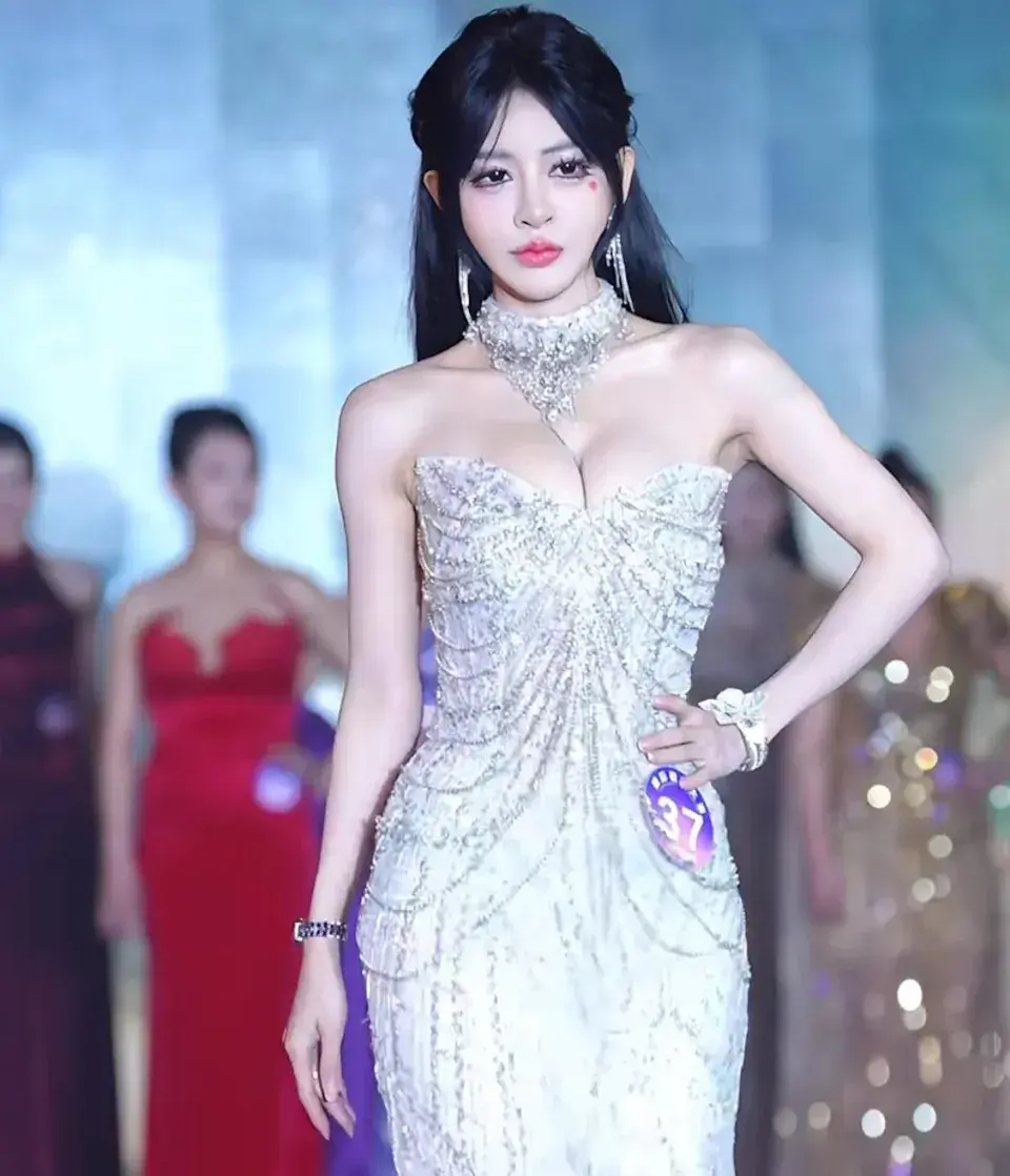 組委會強調，真正的女模组廣東冠軍是37號佳麗，該選手當晚憑藉亮眼表現與4吋事業線贏盡全場注目。但這一說法並未完全平息質疑，反而讓「買獎」「內定」等傳聞愈演愈烈。(圖：網絡截圖)