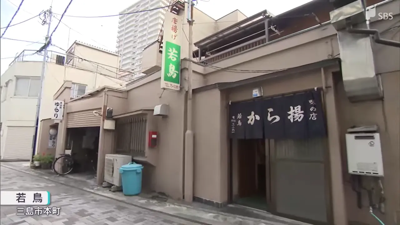 日本靜岡縣66年炸雞老店若鳥，靠代代相傳的循環老油拿下炸雞大獎賽金獎。店家每日過濾油渣並補新油維持油質，不過食品專家警示，長期反覆加熱油脂仍存有致癌健康風險。（來源：SBSnews6@YouTube）