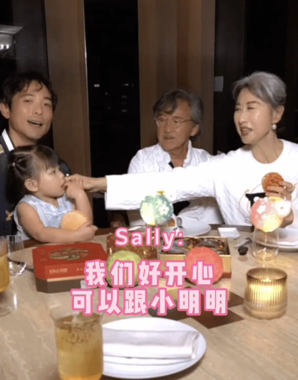鏡頭下的林子祥，目光時時刻刻落在孫女身上，眼神滿滿溺愛，全程嘴角掛著笑意，面容十分慈祥，與平日硬朗型格的公眾形象形成強烈反差，盡顯濃厚的隔代親情。(圖：視頻截圖)