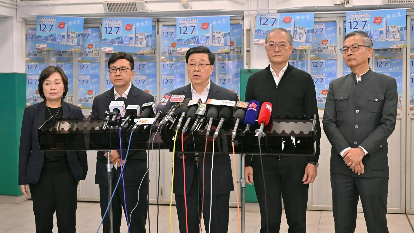 行政長官李家超（中）今日（十二月五日）聯同精神健康諮詢委員會主席林正財醫生（右一）、醫務衞生局局長盧寵茂教授（右二）、勞工及福利局局長孫玉菡（左二）及教育局局長蔡若蓮博士（左一），就大埔宏福苑火災跟進工作會見傳媒。（政府新聞網）