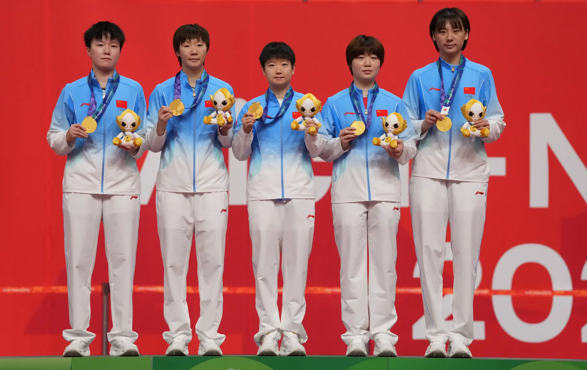 中國隊以總場數 3:0 橫掃日本隊，奪得金牌，同時實現女團六連冠。這是中國乒乓球在亞運會歷史上收穫的第 12 面女團金牌。(圖：新華社)