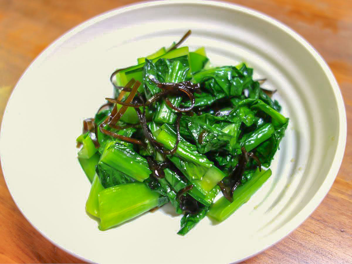 日本常見的小松菜屬油菜品種，鈣含量超牛奶。料理時需滾水下鍋並加少許鹽，可保翠綠爽脆，適用於涼拌、味噌湯等，是營養美味的選擇。（來源：grapee.jp）