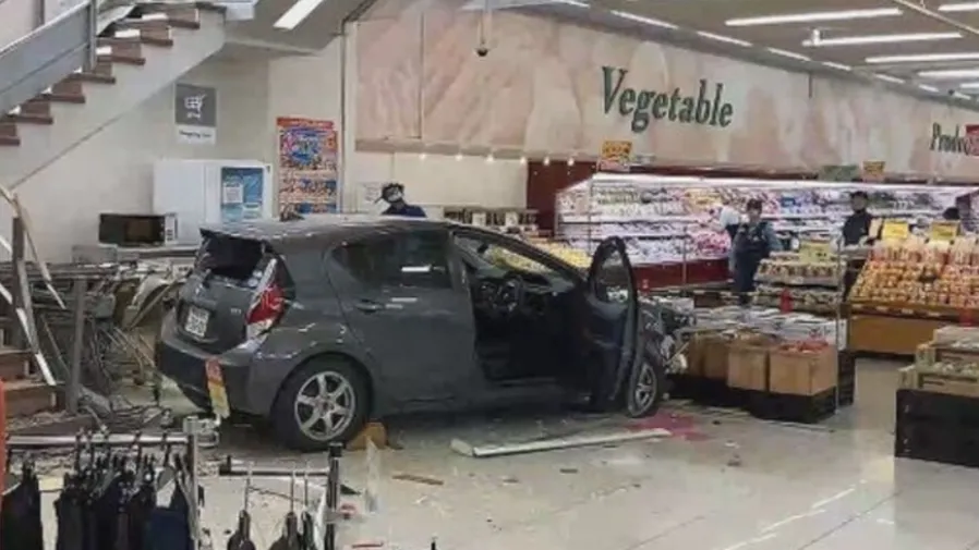 北海道超市驚現「車從天降」!竟是74歲駕駛員誤踩油門的封面圖片