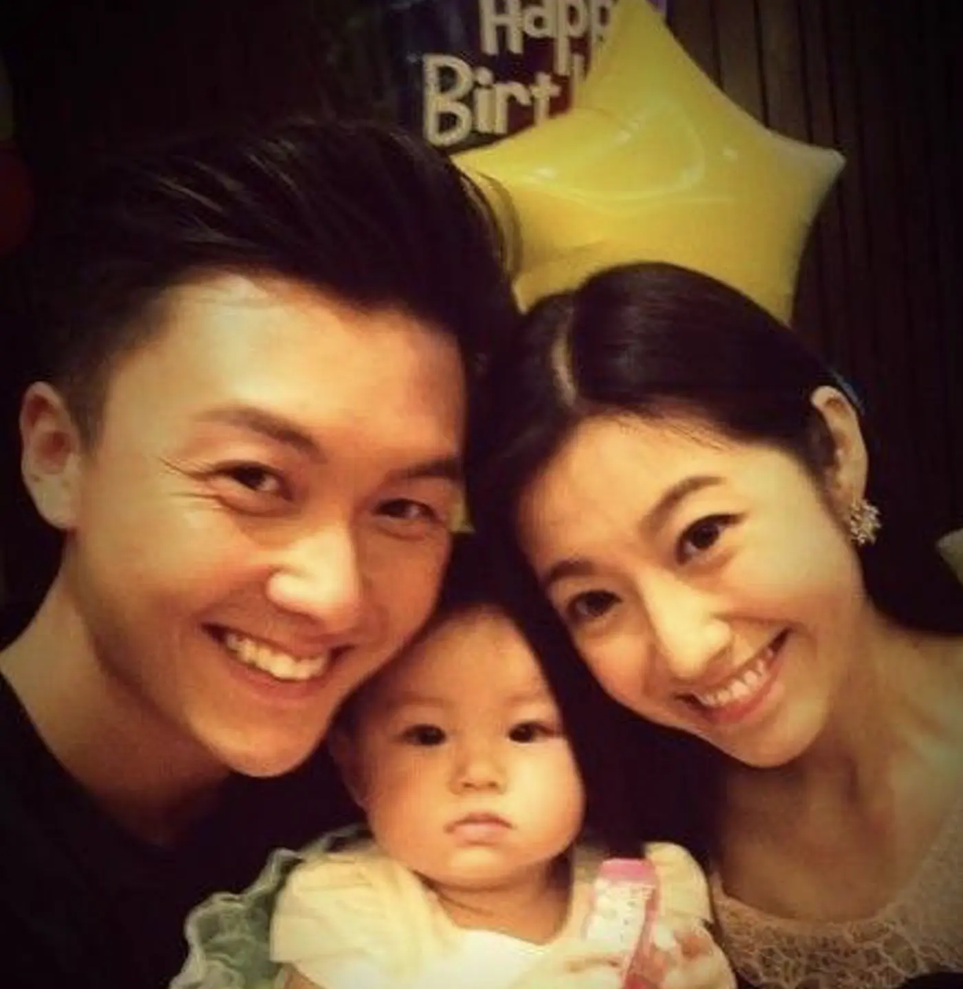 兩屆視帝王浩信與陳自瑤（YoYo）自2011年結婚以來，婚姻狀況向來備受外界揣測，近年鮮少公開同框更讓婚變傳聞不絕於耳。但在保護13歲愛女王靖喬（Victoria/QQ）一事上，夫婦二人卻展現十足默契。(圖：網絡截圖)