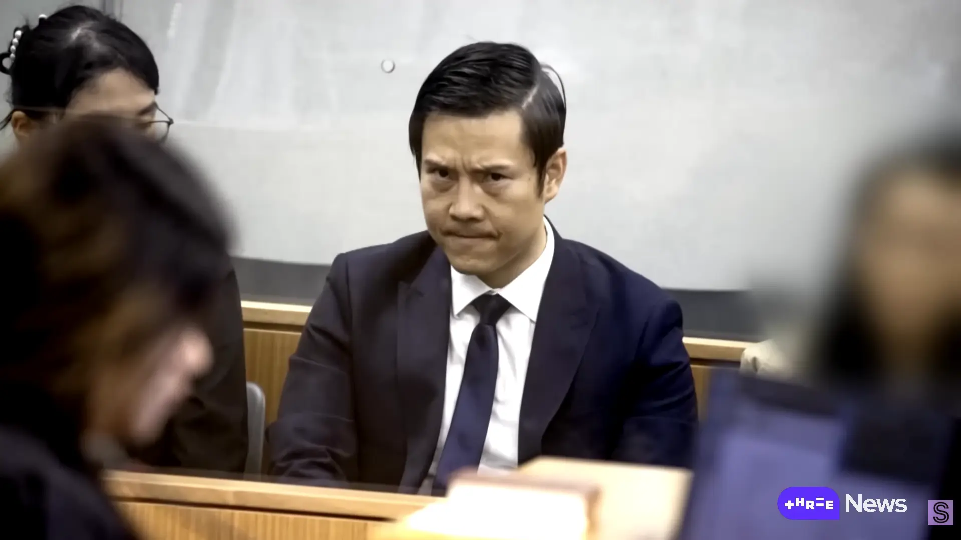 中國昔日選秀參賽者劉凱瀟（Kaixiao Liu）移居紐西蘭後創立非法教團「方舟」，神化自身實施精神控制，逼女信徒簽下奉獻身心的「身體之約」，更夥同妻子虐待並殺害七十歲信徒王書來（Shulai Wang），全家多人涉案獲罪，案件將於八月宣判。（來源： Stuff@YouTube）