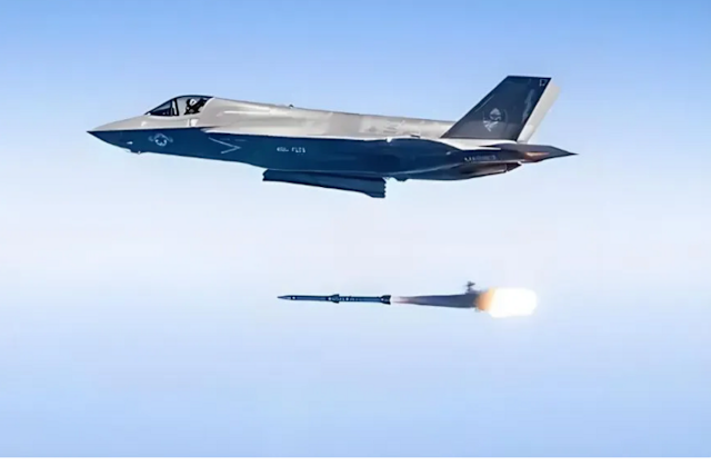 霹靂-17 導彈作為一款射程超過 400 至 500 公里的超遠程空對空武器,體型長達約 5.8 公尺,遠超殲-20 內置彈艙的最大容納長度(約 4.5 公尺),只能透過機翼外掛方式攜帶。 (電視截圖)