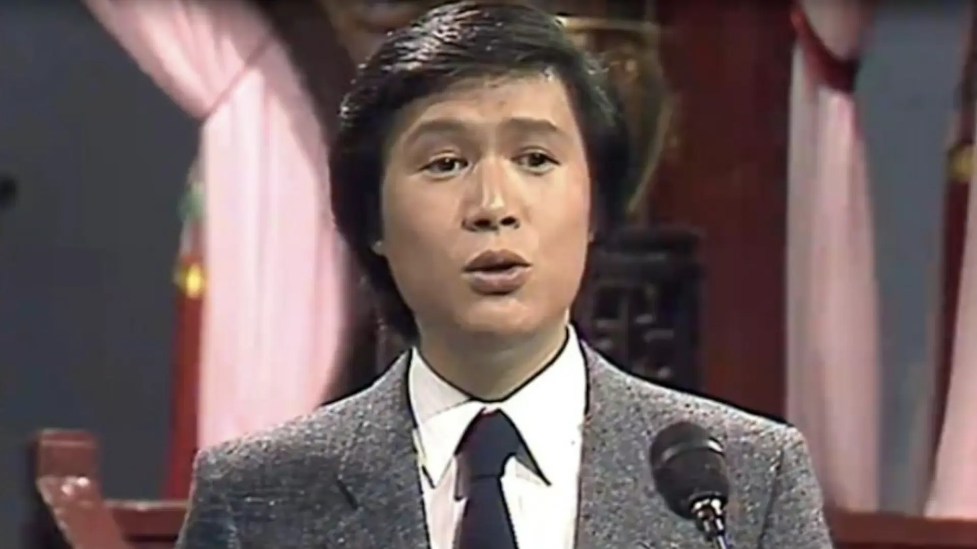 1989 年，關正傑出席完跨年節目「齊心同步創 90」後正式退出樂壇，既無預告，亦未舉辦告別演唱會。據傳他當年移民美國西雅圖，是為了兌現對同為建築師的妻子的承諾，回歸本業與家庭。(圖：網絡截圖)