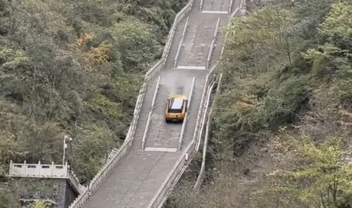 11月12日，湖南張家界天門山國家森林公園的999級天梯上，一場汽車極限挑戰意外「翻車」，讓奇瑞汽車瞬間卷入輿論漩渦。(圖：視頻截圖)