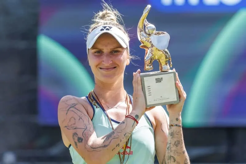 捷克網球選手瑪爾凱塔・萬卓索娃（Marketa Vondrousova）在施特菲・格拉芙體育場（Steffi Graf Stadium）舉行的柏林公開賽女單決賽中擊敗中國選手王欣瑜後，於頒獎典禮上持獎盃慶祝。（来源：德新社）
