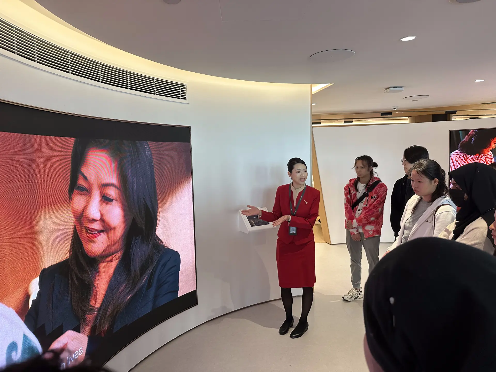 這次參訪由國泰航空安排，為學生提供了難得的機會，不僅深入瞭解國泰的歷史與企業文化，更參觀了安全培訓中心、客艙服務模擬設施及值機模擬區域。(圖：陳杰)