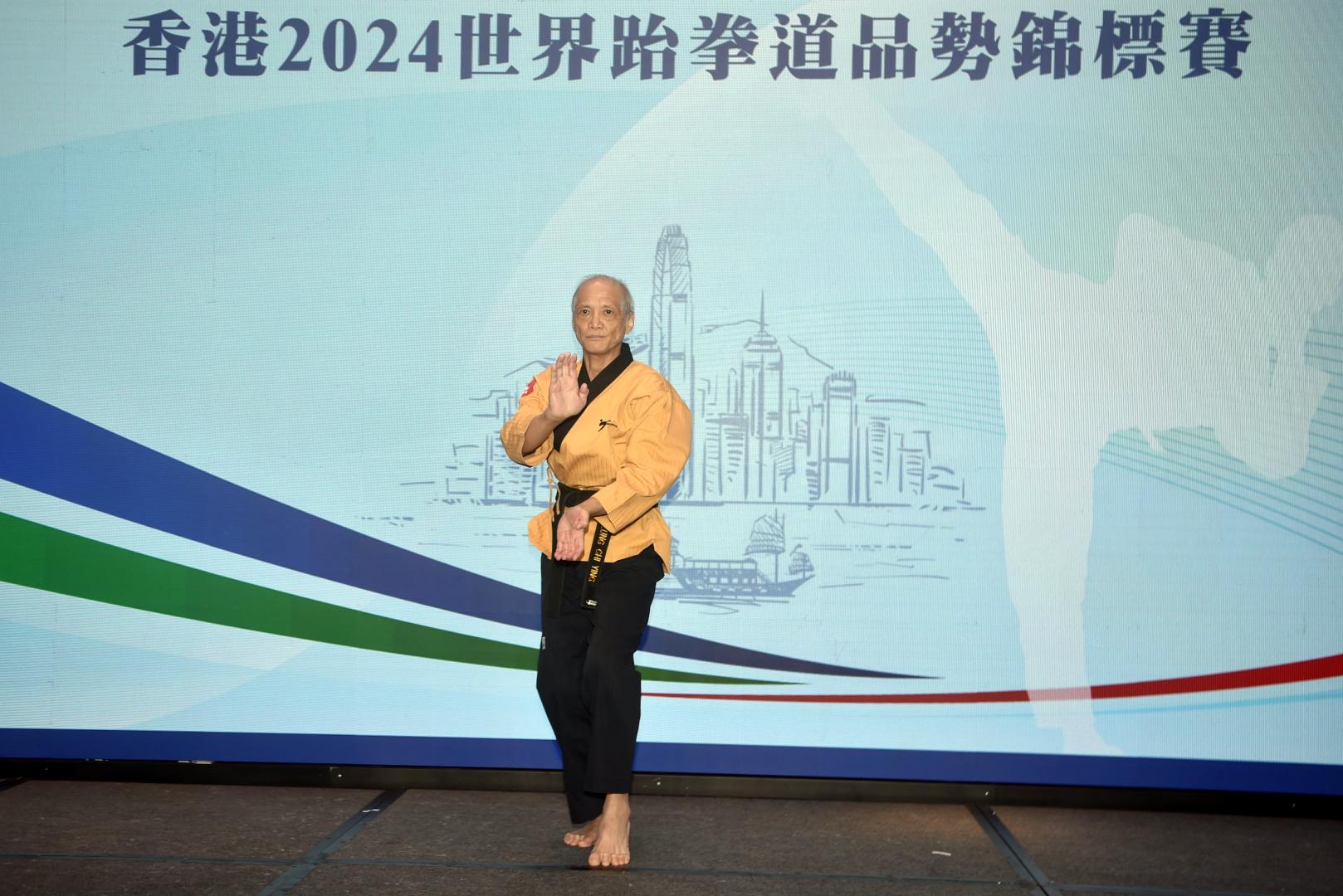 中國香港運動員楊志英在發表會上示範表演。(新華社)
