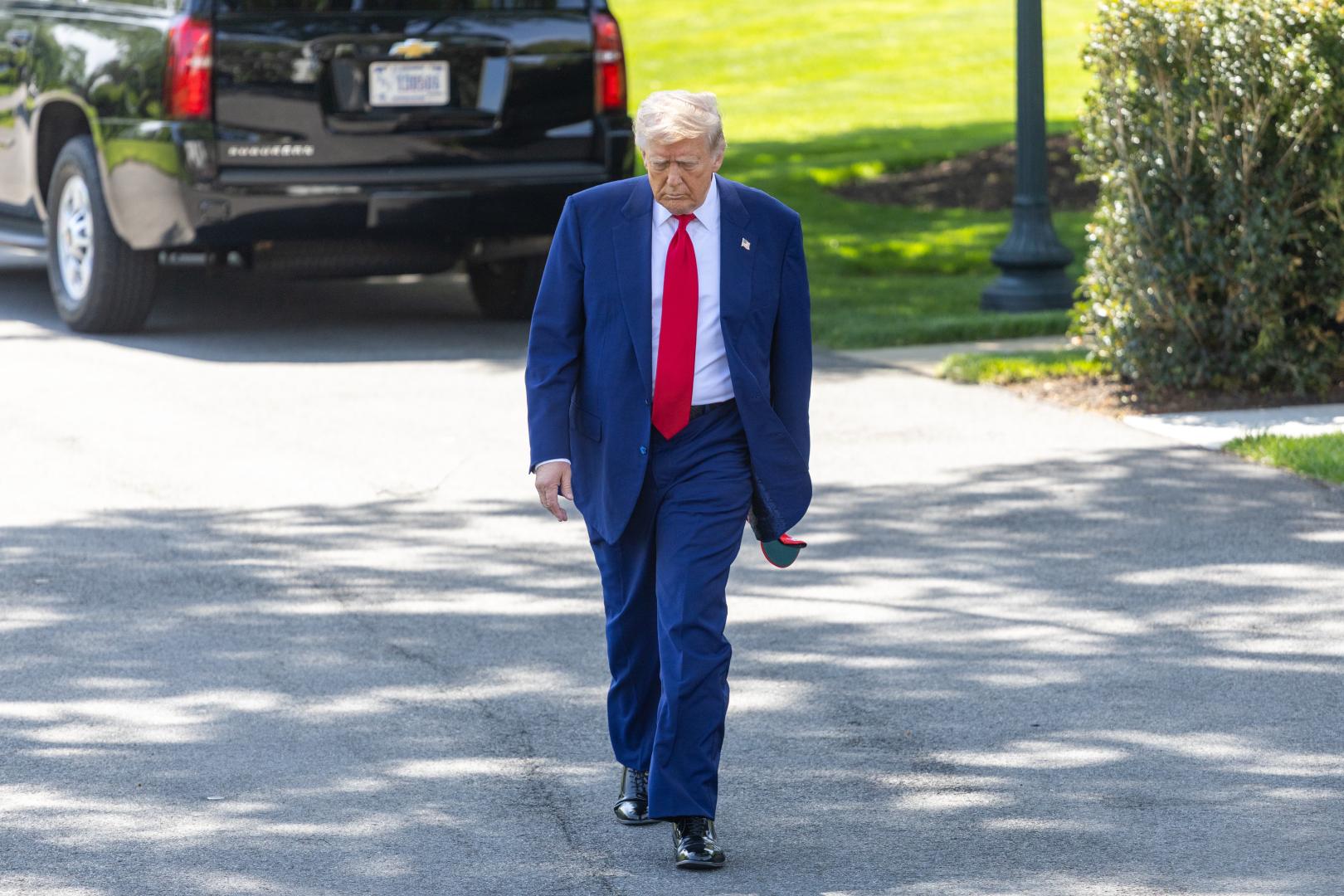 4月29日，在華盛頓白宮，美國總統特朗普走向媒體記者。(新華社)