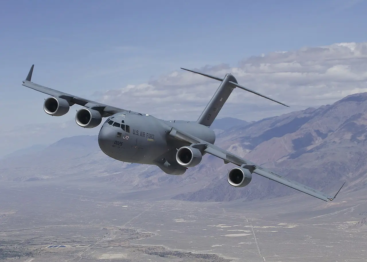 用以運送小型核反應爐的美軍C-17大型運輸機(美國空軍)