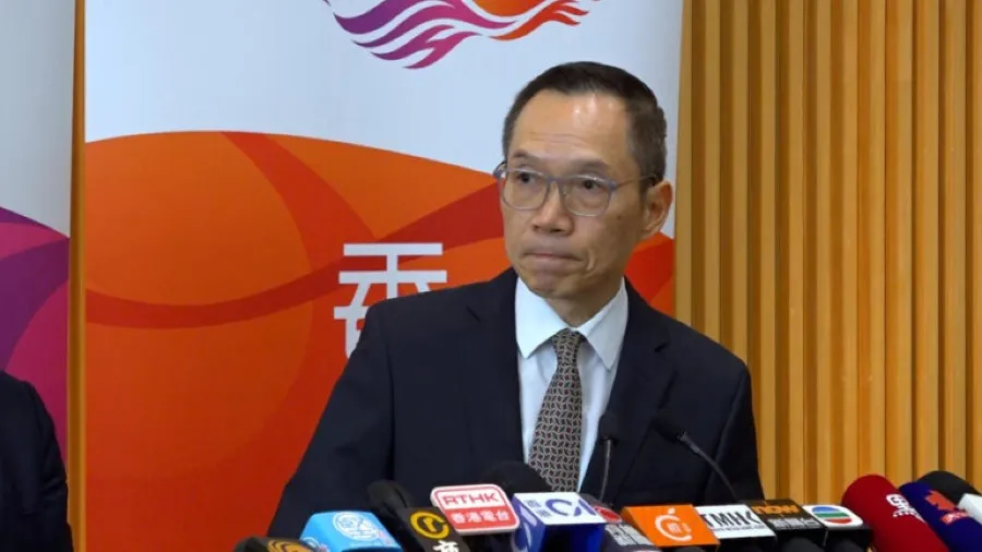 冒牌水風波政府高層震怒　陳嘉信銀紫荊星章或收回的封面圖片