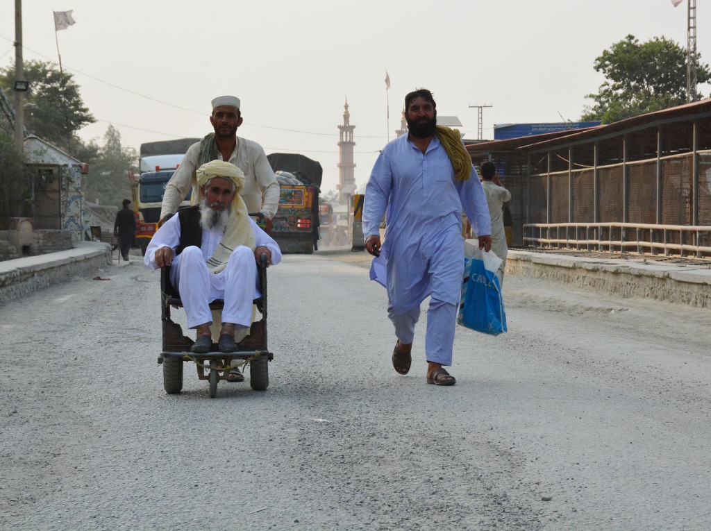 2021年9月5日，阿富汗民眾在巴基斯坦與阿富汗的邊境口岸多爾哈姆準備過境。新華社發（哈米杜拉攝）