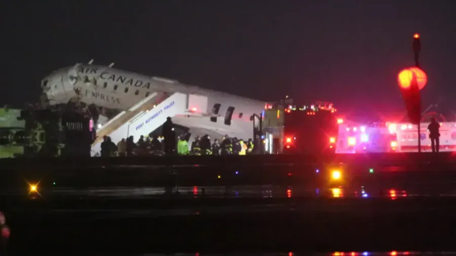 紐約拉瓜迪亞機場客機滑行撞消防車 天候視線差疑肇因的封面圖片