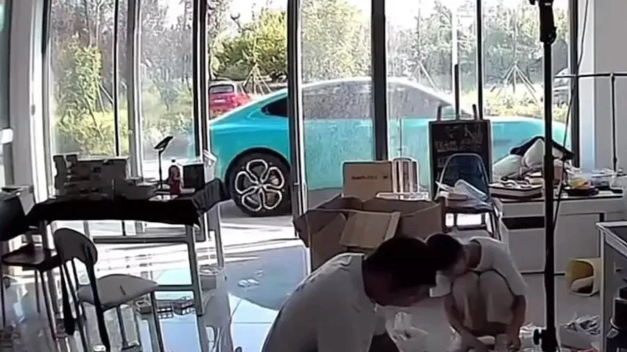 小米汽車自己開走原因找到了？官方說手機誤觸，車主晒監控反駁的封面圖片