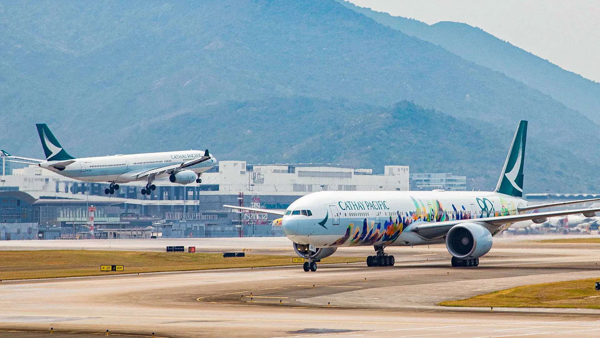 過去一個月，航空燃油平均價格由每桶不足一百美元急升至接近二百美元，短時間內幾乎倍增，對任何一間航空公司而言都是沉重的壓力。(圖：國泰航空)