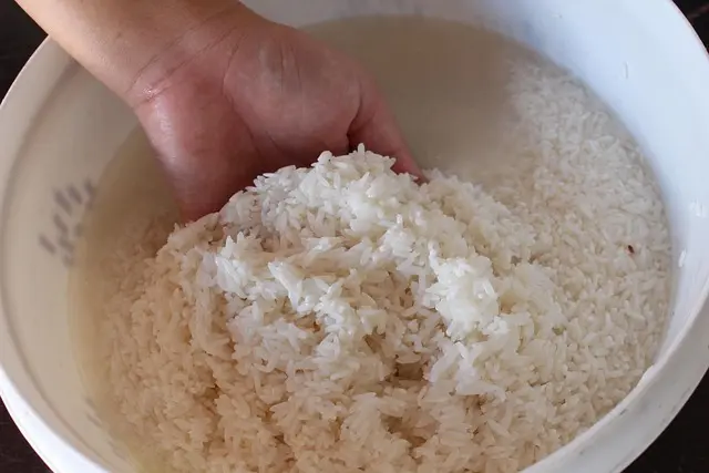 猛搓不僅洗掉「米飯靈魂」，還會讓米粒表面受損，加熱後澱粉全溢出，自然變黏。（示意圖來源：網絡）